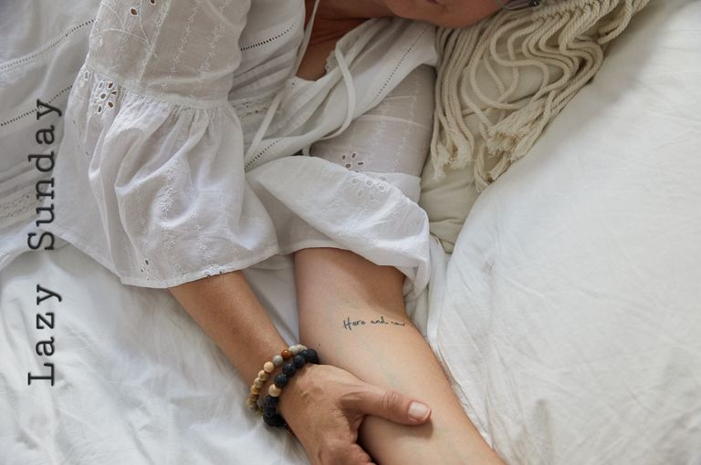 Kundalini Yoga Meditation Entspannung Deep yoko Hannover Hände mit Räucherschale