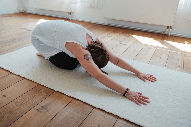 Kundalini Yoga Meditation Entspannung Deep yoko Hannover Hände mit Räucherschale