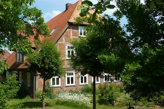 Kundalini Yoga Meditation Entspannung Deep yoko Hannover Hände mit Räucherschale