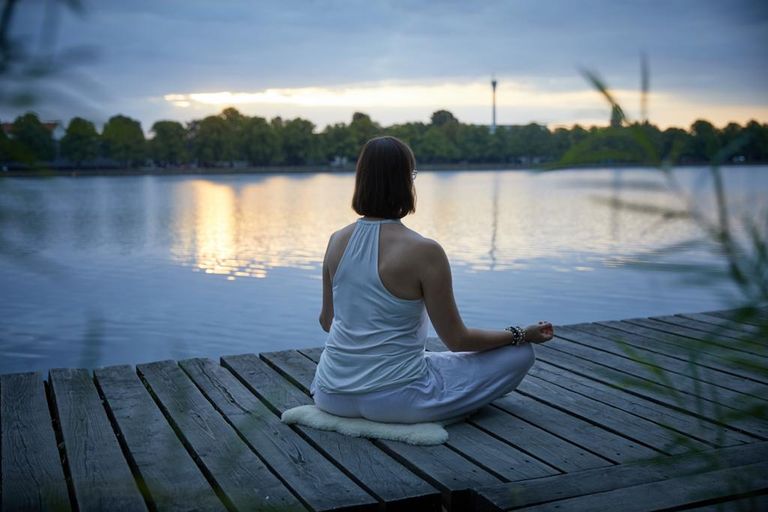 Kundalini Yoga Meditation Entspannung Deep yoko Hannover Hände mit Räucherschale