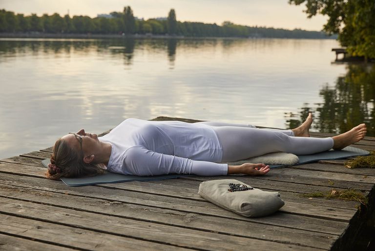 Bildausschnitt halber Lotusitz auf Schafffell, Kundalini Yoga Meditation und Entspannung in Hannover